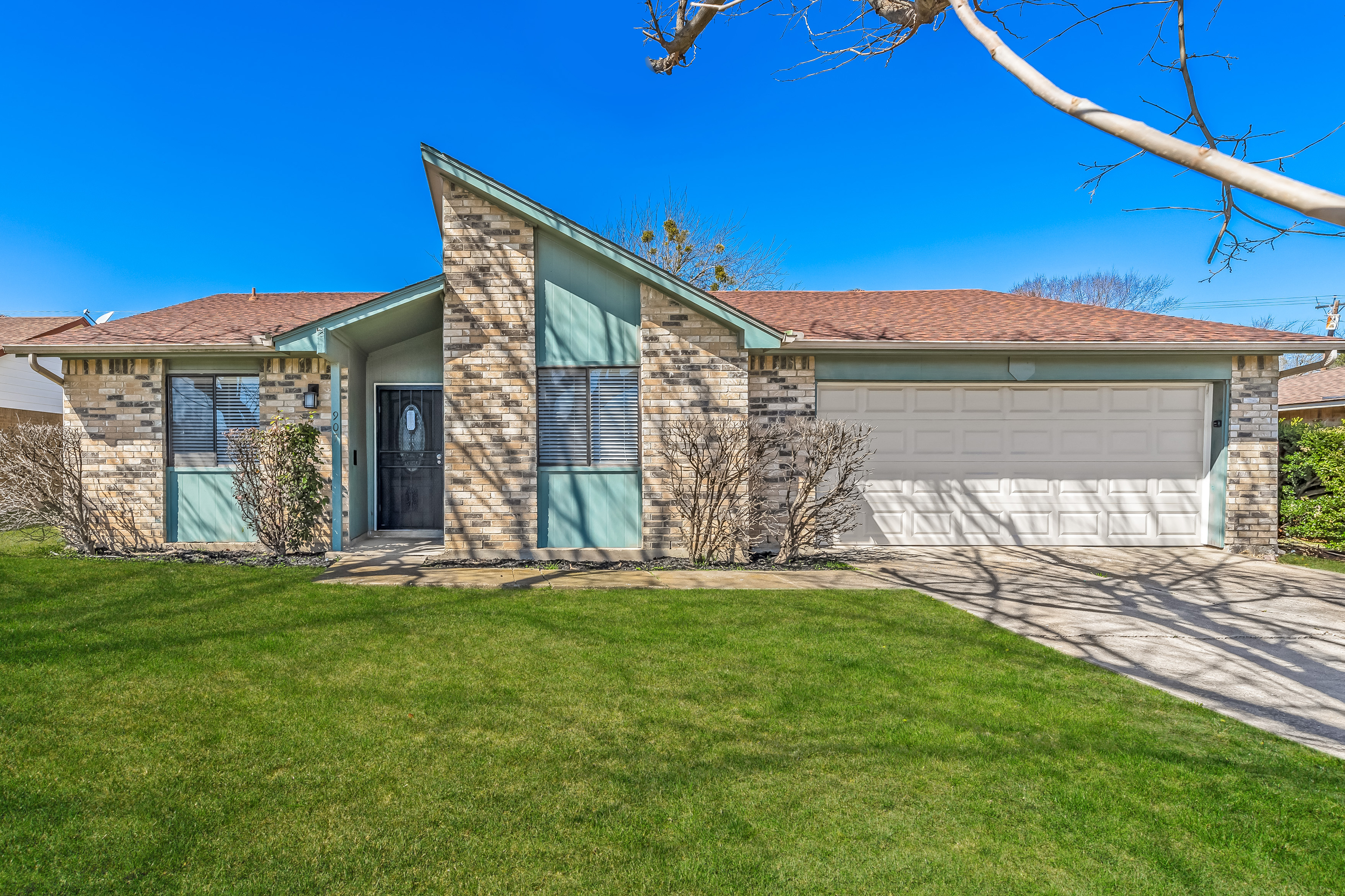 907 Cresthaven Dr Lancaster, TX 75134